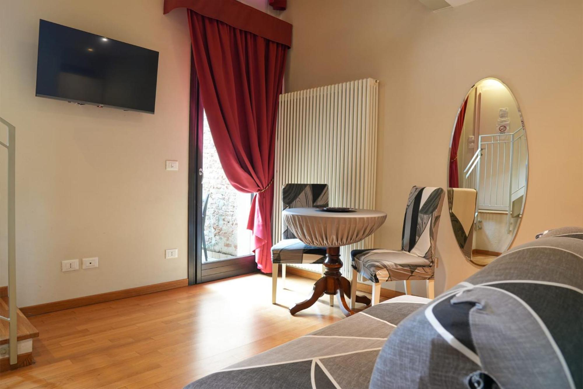 Honey Rooms Ферара Екстериор снимка