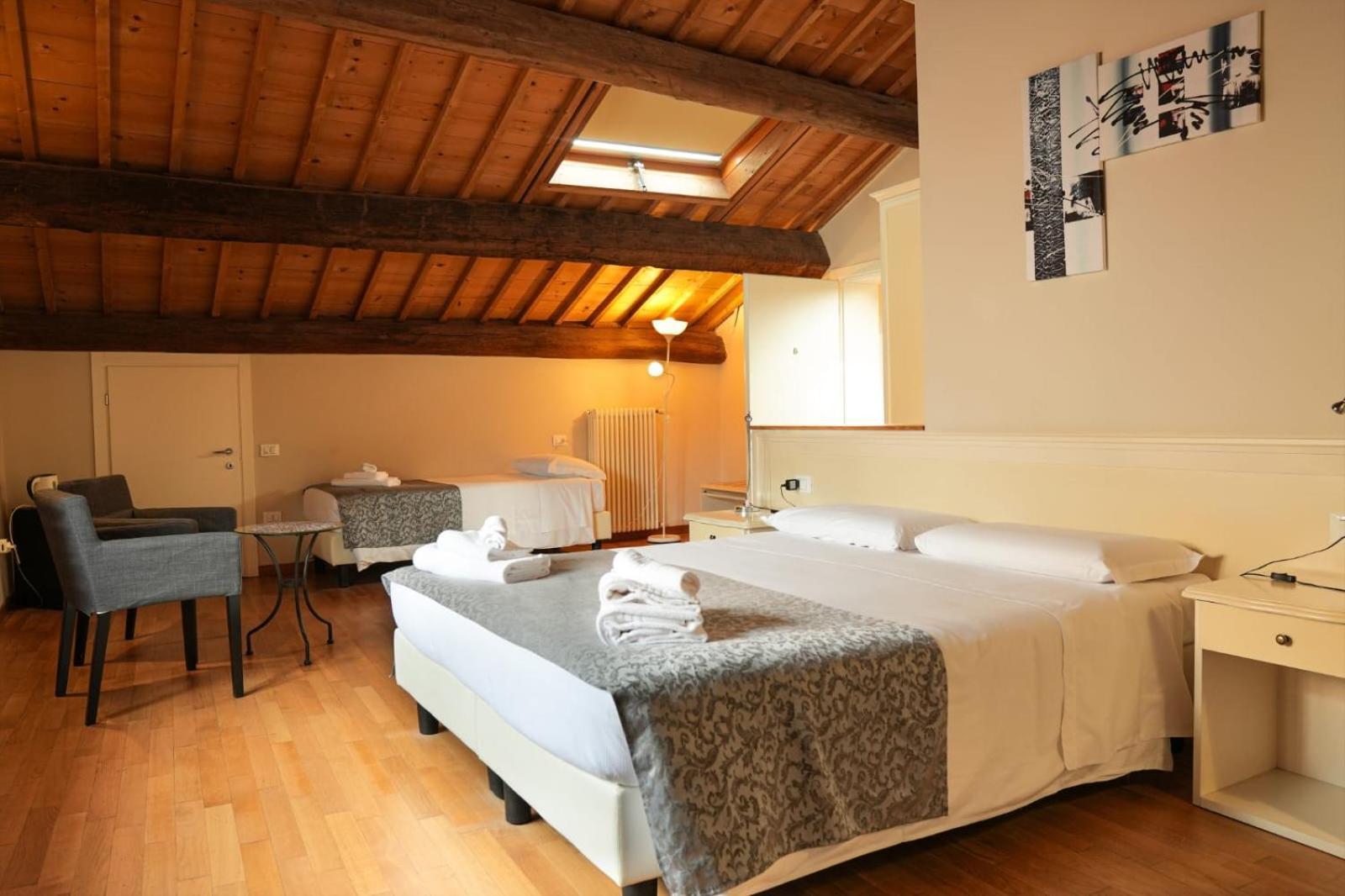 Honey Rooms Ферара Екстериор снимка