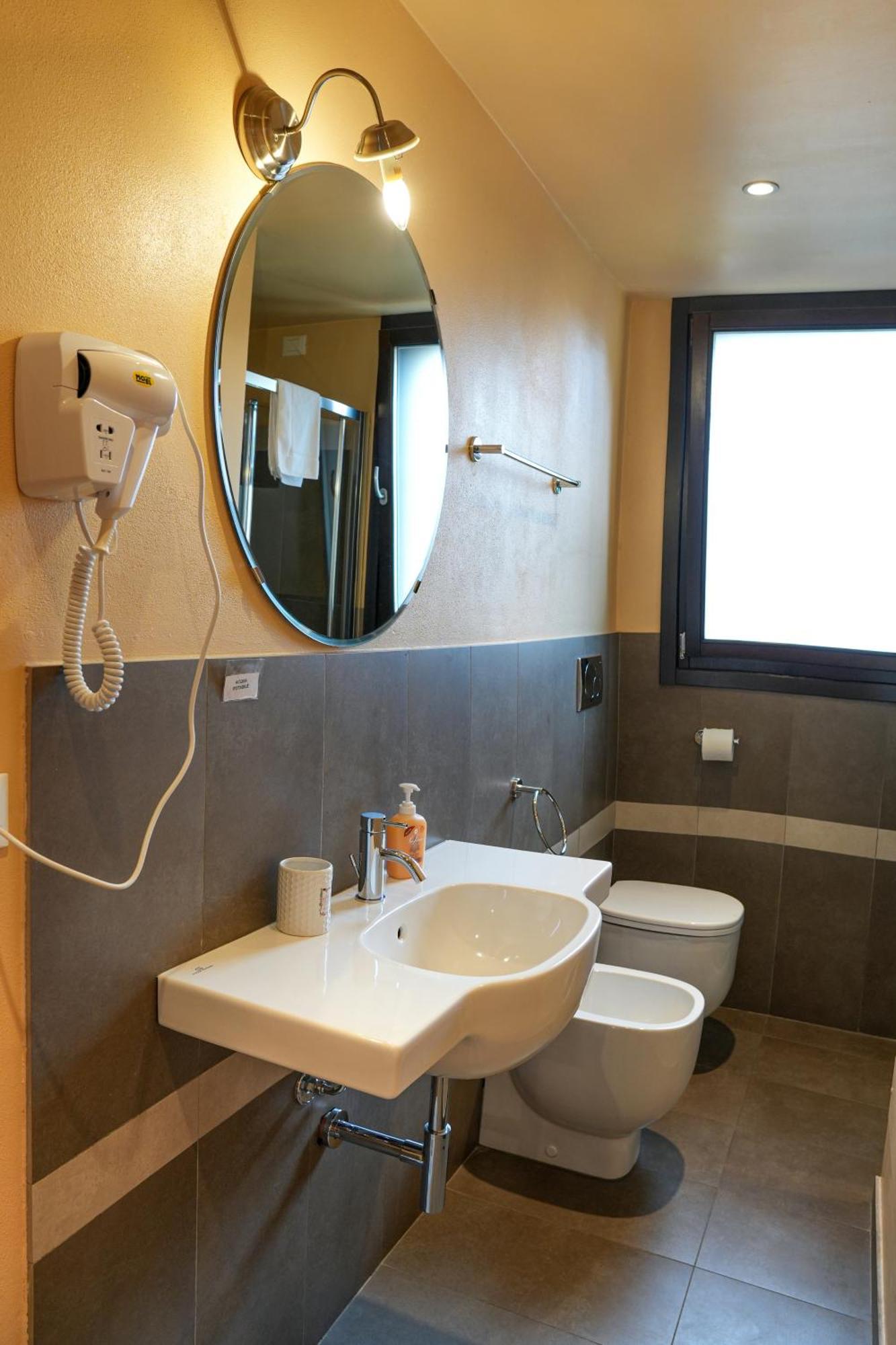 Honey Rooms Ферара Екстериор снимка