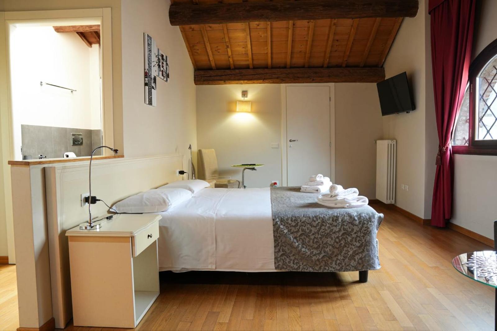 Honey Rooms Ферара Екстериор снимка