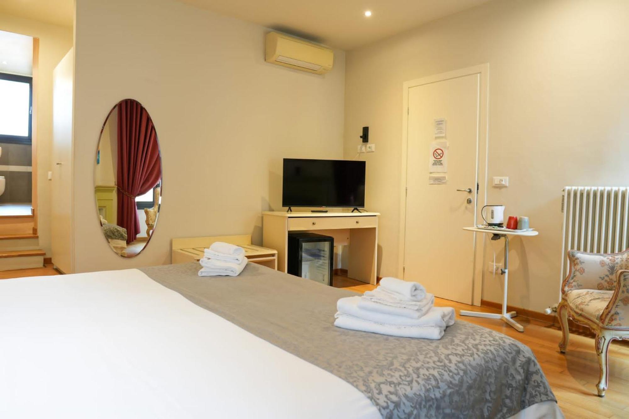 Honey Rooms Ферара Екстериор снимка